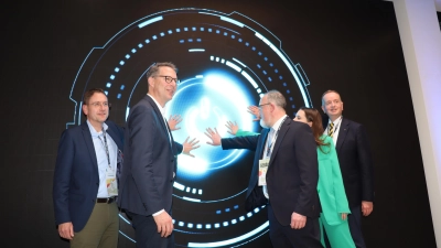 Landrat Dr. Jürgen Ludwig, Wissenschaftsminister Markus Blume, Hochschulpräsident Prof. Dr.-Ing. Sascha Müller-Feuerstein, Studierendenvertreterin Sandra Kalogiannis und Oberbürgermeister Thomas Deffner (von links) drückten gemeinsam den symbolischen Einweihungs-Button. (Foto: Thomas Schaller)