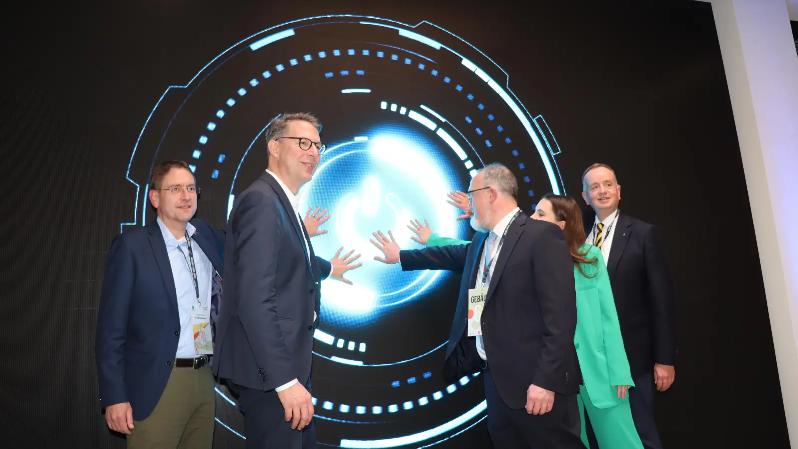 Landrat Dr. Jürgen Ludwig, Wissenschaftsminister Markus Blume, Hochschulpräsident Prof. Dr.-Ing. Sascha Müller-Feuerstein, Studierendenvertreterin Sandra Kalogiannis und Oberbürgermeister Thomas Deffner (von links) drückten gemeinsam den symbolischen Einweihungs-Button. (Foto: Thomas Schaller)