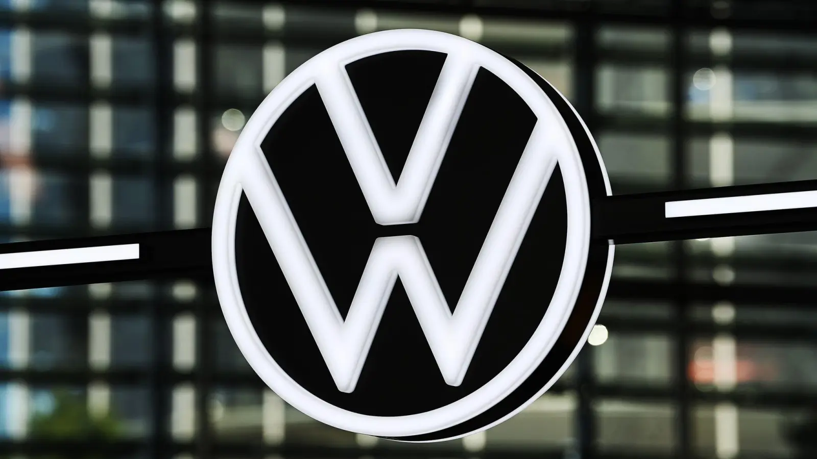 VW muss international über 270.000 Autos wegen Airbag-Risiken zurückrufen. Laut Konzern ist nicht auszuschließen, dass auch einzelne Autos in Deutschland betroffen sind. (Foto: Swen Pförtner/dpa)