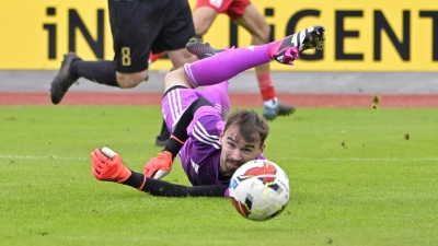 Immer wieder im Blickpunkt standen die Torhüter, hier Dominik Bergmann (Heide Königshofen) im Spitzenspiel der Kreisklasse 1. (Foto: Martin Rügner)