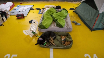 Viele Menschen in Israel schlafen derzeit in Tiefgaragen oder Schutzräumen. (Archivbild) (Foto: Oded Balilty/AP/dpa)