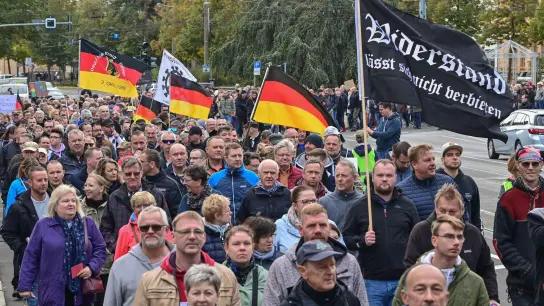 Menschen während einer Demonstration im Stadtzentrum von Frankfurt (Oder). (Foto: Patrick Pleul/dpa)
