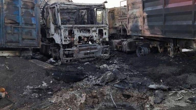 Verbrannte Lastwagen nach russischen Drohnenangriffen im Raum Odessa in der Südukraine. (Foto: ---/Odesa Regional Prosecutor's Office/AP/dpa)