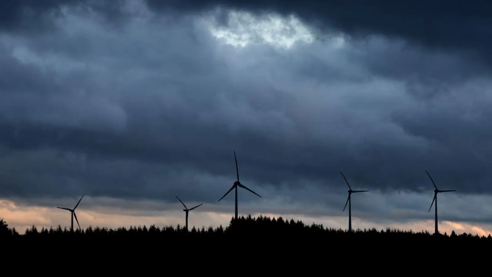 Der Ausbau der Windenergie in Bayern läuft noch immer langsam. (Archivbild) (Foto: Karl-Josef Hildenbrand/dpa)