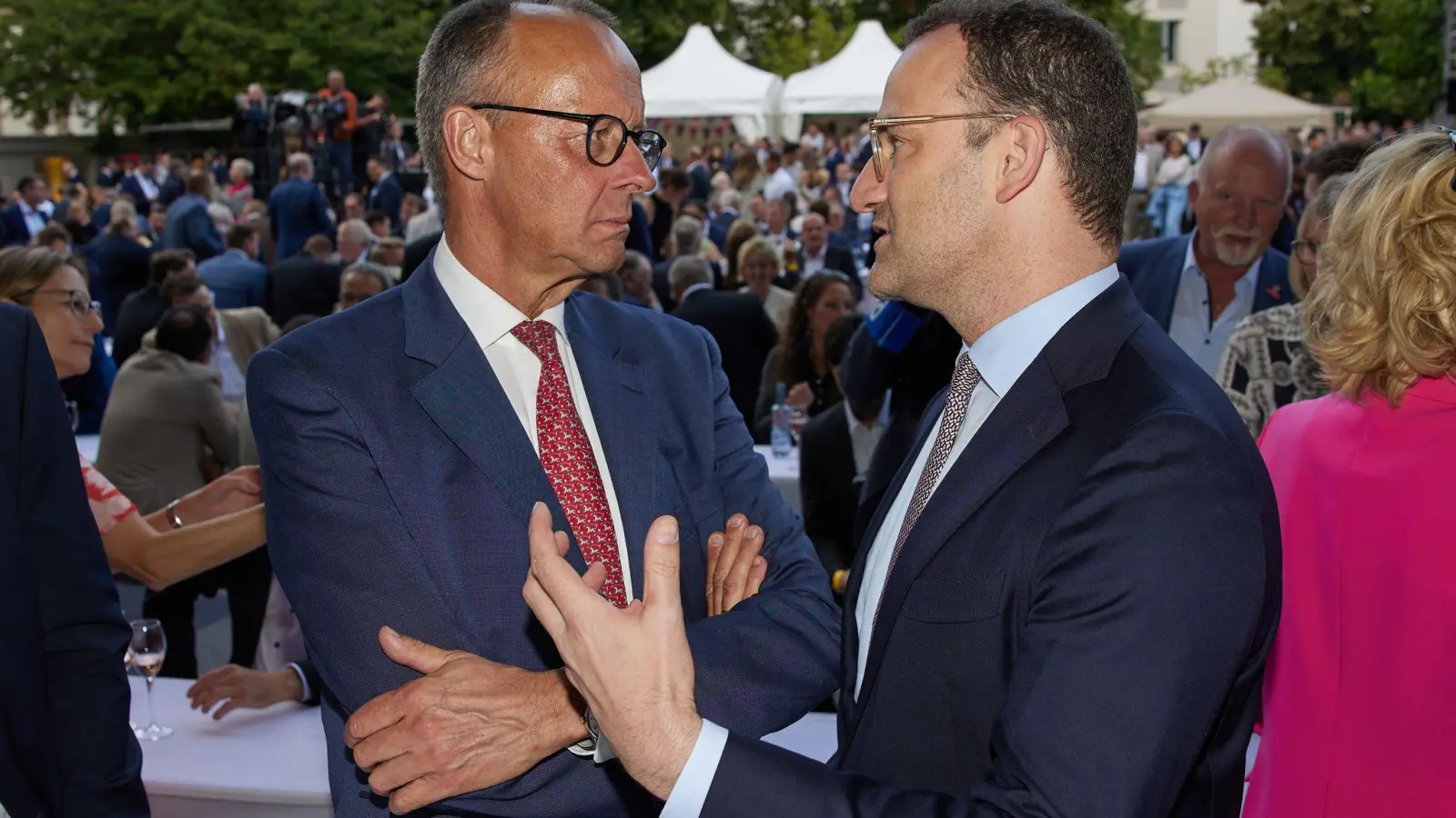 Bundeskanzler Friedrich Merz (links) bekommt nach seiner umstrittenen Entscheidung zum teilweisen Rüstungsexportstopp an Israel Rückendeckung auch von Unionsfraktionschef Jens Spahn (beide CDU). (Foto: Joerg Carstensen/dpa)