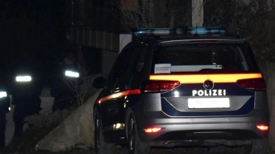 Polizisten stehen auf einer Straße in Österreich. (Foto: Thomas Lenger/Monatsrevue.At/APA/dpa)