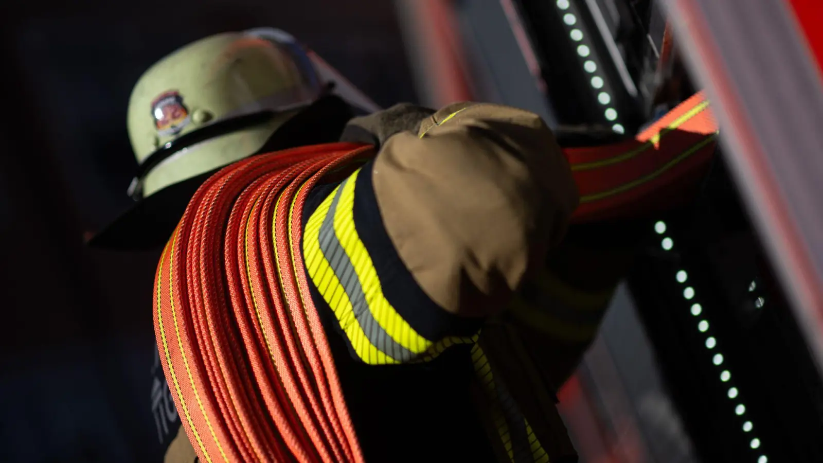 Die Feuerwehr schaffte es nicht, den Brand einzudämmen. (Symbolbild) (Foto: Marijan Murat/dpa)
