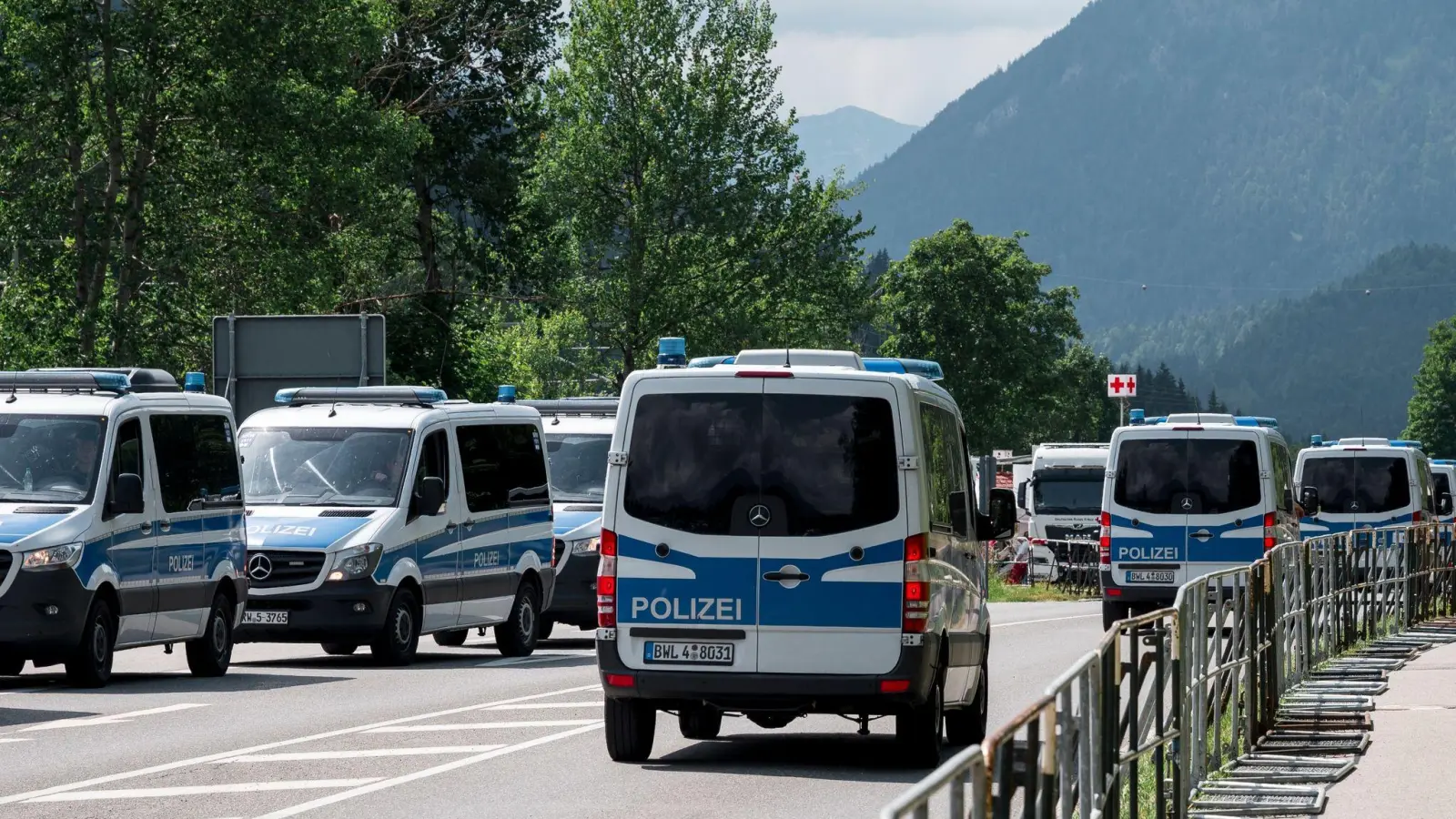Auf der B2 sind zahlreiche Einsatzfahrzeuge der Polizei unterwegs. (Foto: Daniel Vogl/dpa/Archivbild)
