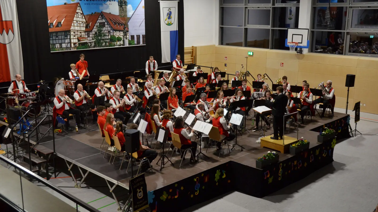 Bot ein buntes Reiseprogramm: der 1. Europa-Musikzug Markt Dietenhofen unter der Leitung von Dirigent Andreas Doßler in der Schulturnhalle von Dietenhofen. (Foto: Yvonne Neckermann)