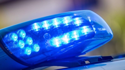 Ein Blaulicht ist auf dem Dach eines Polizeifahrzeugs zu sehen. Nach dem möglicherweise unnatürlichen Tod einer Heimbewohnerin hat die Staatsanwaltschaft Osnabrück Ermittlungen aufgenommen. (Foto: Lino Mirgeler/dpa)
