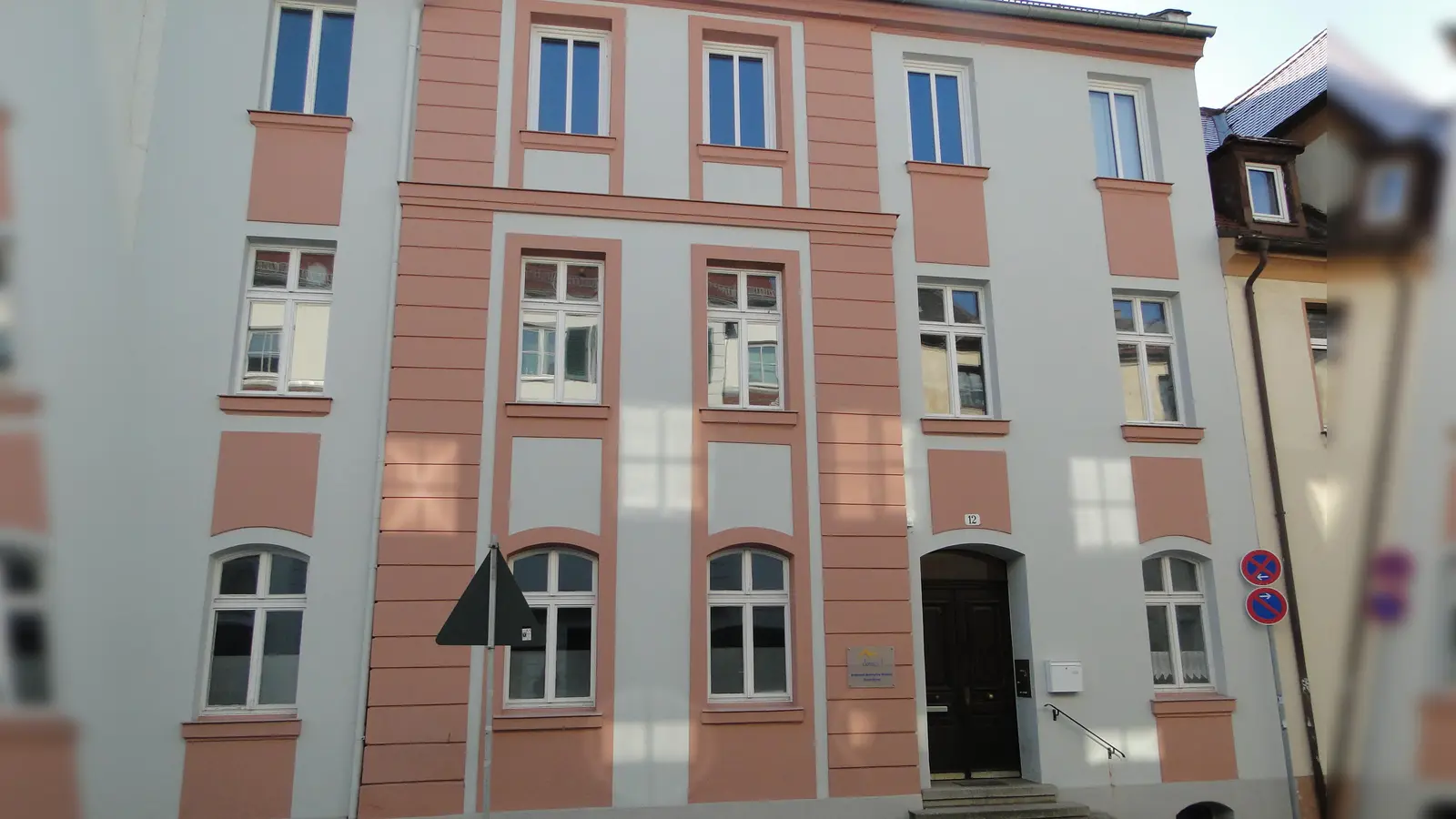 Das Anwesen Karolinenstraße 12 stammt aus dem 18. Jahrhundert und steht unter Denkmalschutz. Im dritten Stockwerk wurden vier von fünf Holzfenstern bereits gegen Kunststoff-Fenster ausgetauscht. Das fünfte Fenster links darf jetzt auch noch durch ein Kunststoff-Fenster ersetzt werden. (Foto: Winfried Vennemann)