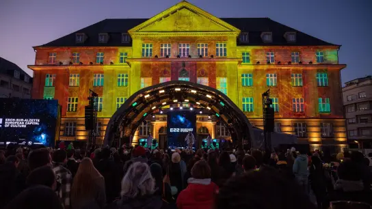 Das Rathaus in Esch-sur-Alzette wird bei der Eröffnung der Stadt als Kulturhauptstadt Europas farbenprächtig angestrahlt. (Foto: Harald Tittel/dpa)