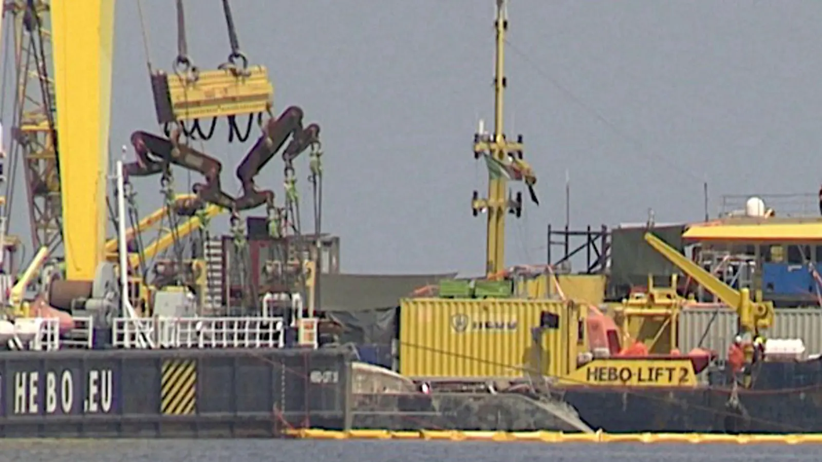 Die „Bayesian“ wurde mit einem speziellen Kran nach oben gebracht. (Foto: Rosalia Bonfardino/AP/dpa)