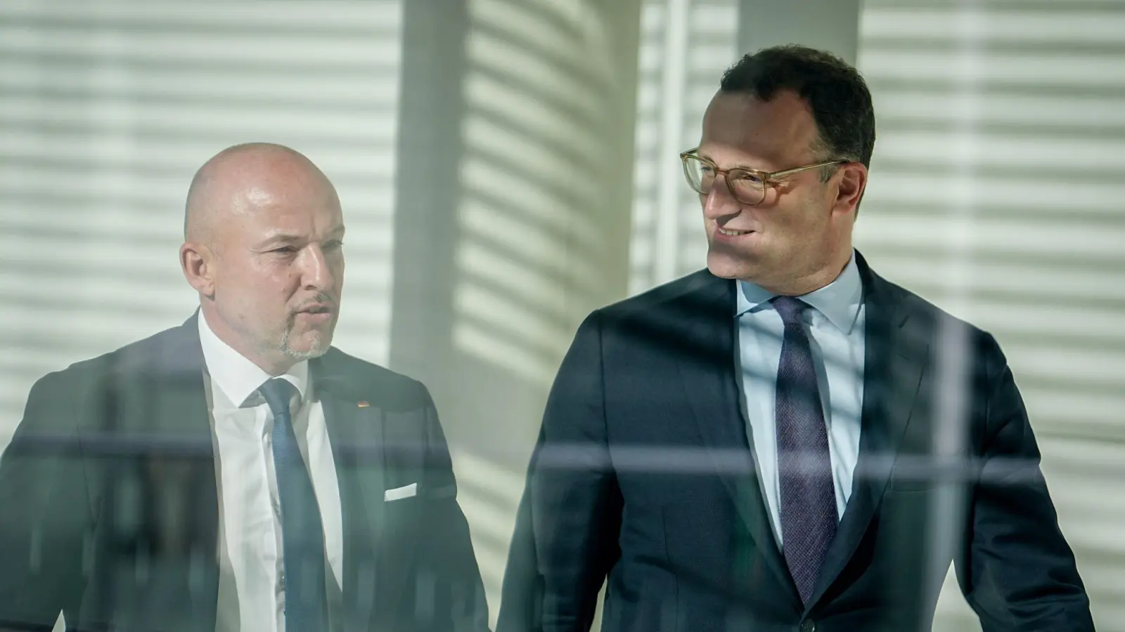 CSU-Landesgruppenchef Alexander Hoffmann, hier mit Jens Spahn, will das Konzert des israelischen Dirigenten Lahav Shani im Konzerthaus Berlin am Abend besuchen. (Foto: Kay Nietfeld/dpa)