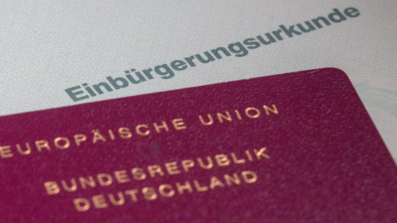 Das neue Gesetz sieht vor, dass Zuwanderer bereits nach fünf Jahren Aufenthalt in Deutschland Staatsbürger werden können, vorausgesetzt sie können ihren Lebensunterhalt ohne staatliche Hilfe bestreiten. (Foto: Fernando Gutierrez-Juarez/dpa)