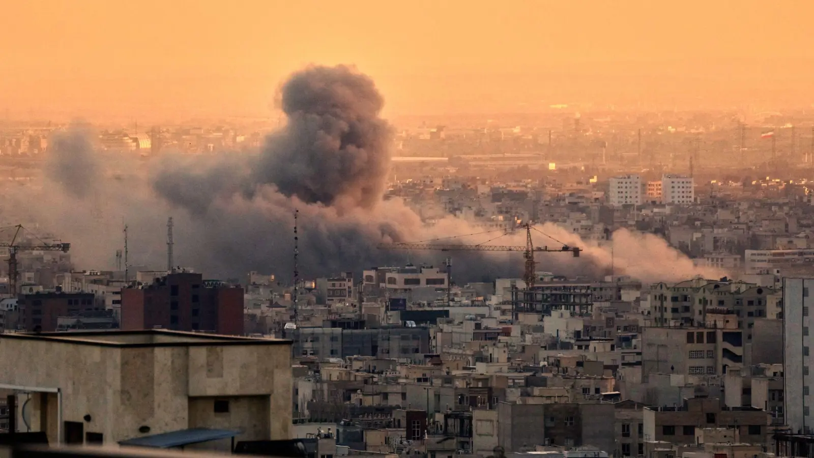 Wegen der Sicherheitslage im Iran angesichts der andauernden Angriffe Israels und der USA hat das Auswärtige Amt das Personal der deutschen Botschaft in Teheran im Ausland in Sicherheit gebracht. (Foto: Vahid Salemi/AP/dpa)
