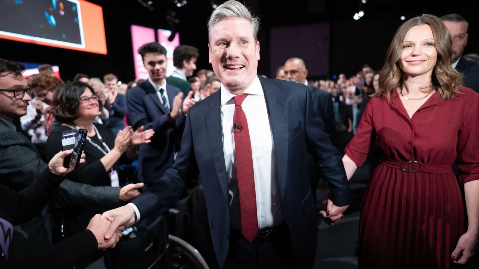 Nach seiner Rede auf dem Labour-Parteitag verlässt Parteivorsitzender Keir Starmer mit seiner Frau Victoria die Bühne. (Foto: Stefan Rousseau/PA Wire/dpa)