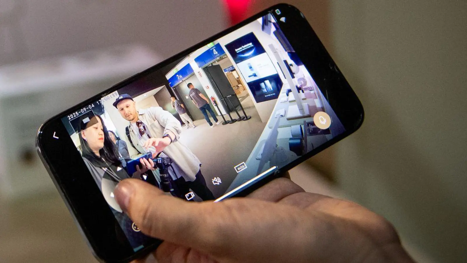 Per Smartphone lassen sich vernetzte Überwachungskameras bequem steuern und kontrollieren. (Foto: Zacharie Scheurer/dpa-tmn)