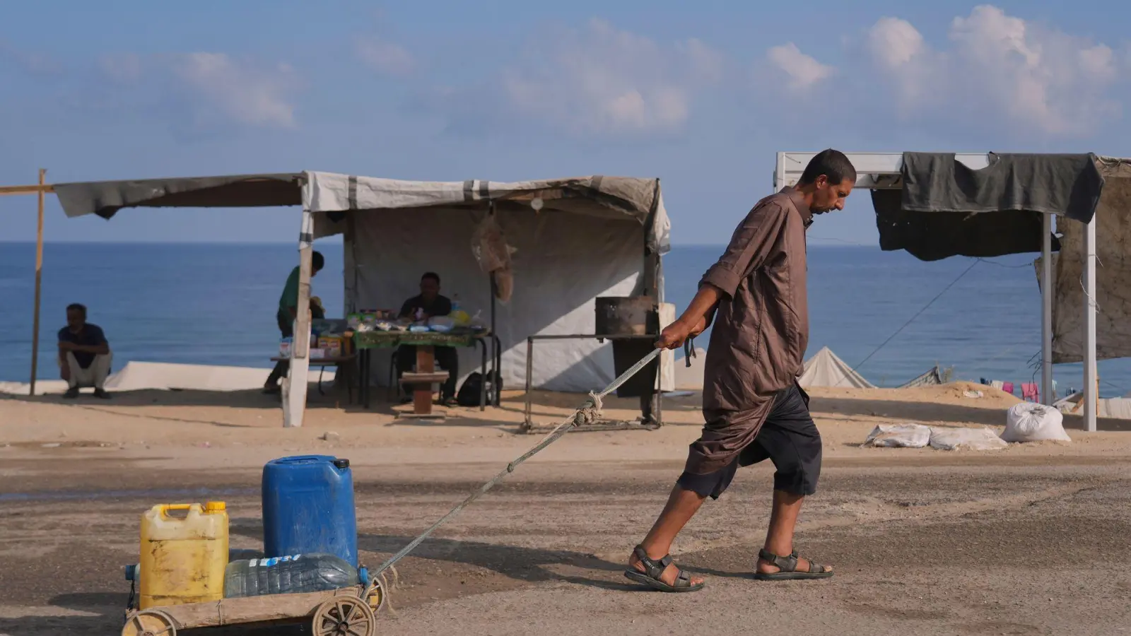 Israels Armee will ihre Einsätze in Deir al-Balah ausweiten.   (Foto: Abdel Kareem Hana/AP/dpa)