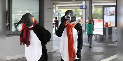 Bis zum 17. September auf dem Ansbacher Bahnhof unterwegs: Pinguine vom Gostner Hoftheater. Sie gehören zur Performance „Station to Station“. (Foto: Thomas Wirth)
