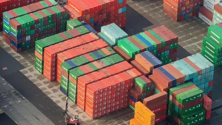 Container im Hamburger Hafen: Der Welthandel wächst 2022 laut WTO. Doch die Aussichten für 2023 sind weniger gut. (Foto: picture alliance / dpa)