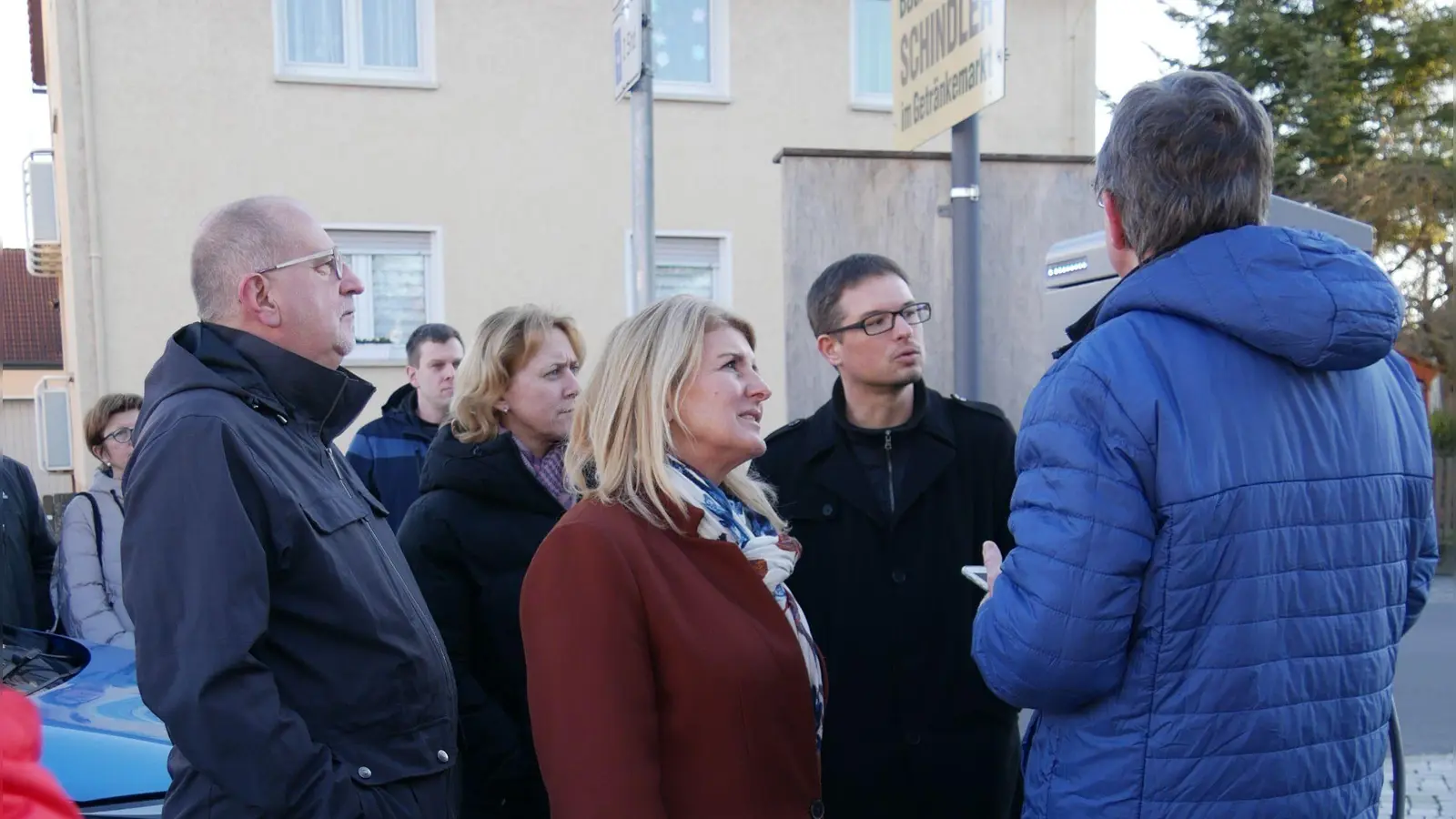 Im Gespräch mit Bürgern wird man Dr. Birgit Kreß – hier bei der Einweihung einer E-Ladesäule in Markt Erlbach – demnächst häufiger im ganzen Landkreis sehen: Die Markt Erlbacher Bürgermeisterin wird für UWG und FWG ins Rennen um den Landratsposten gehen. (Foto: Ulli Ganter)