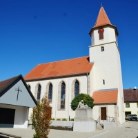 Die Außensanierung der St. Erhards-Kirche, in der am Sonntag, 11. Oktober, um 9.30 Uhr Kirchweihgottesdienst gefeiert wird, ist abgeschlossen. Nun geht’s an die Innensanierung. (Foto: Peter Tippl)