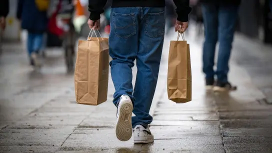 Die rasant steigenden Preise wirken sich auf das Einkaufsverhalten der Menschen in Deutschland aus. (Foto: Monika Skolimowska/dpa-Zentralbild/dpa)