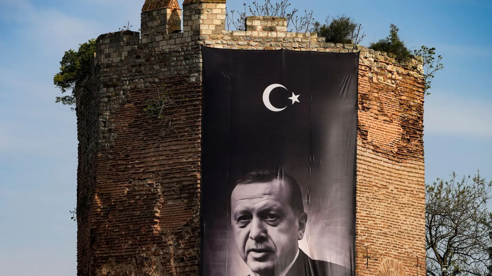 Seit mehr als 20 Jahren an der Macht in der Türkei: Recep Tayyip Erdogan. (Foto: Emrah Gurel/AP/dpa)