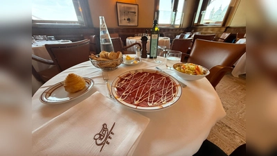 Ein Teller Rindfleisch, ein Schüsselchen Eisbergsalat - sonst nichts. (Foto: Christoph Sator/dpa)