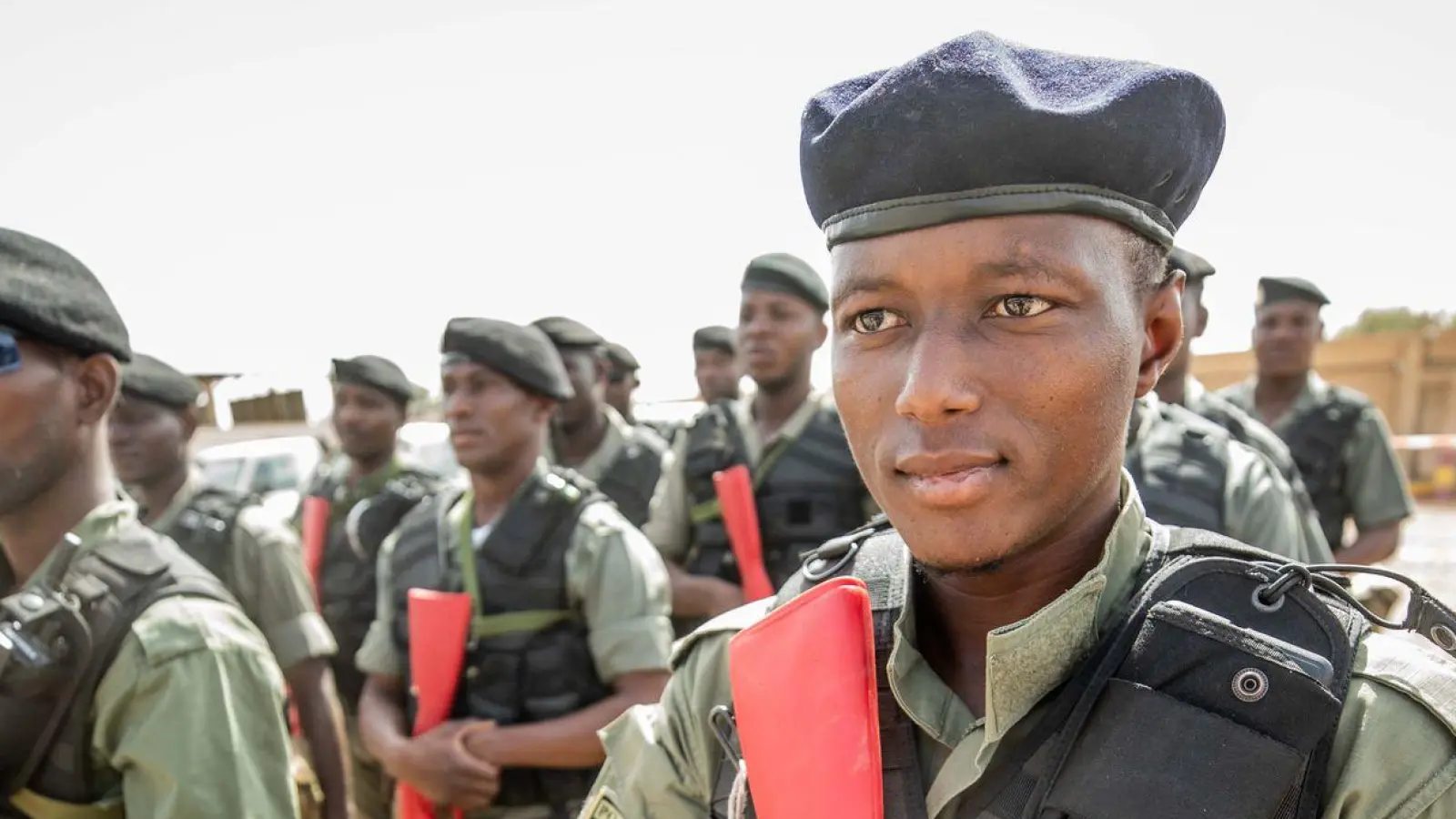 Auszubildende Polizisten der nigrischen Grenzschutzkompanie stehen bei der zivilen EU-Unterstützungsmission EUCAP Sahel Niger. (Foto: Michael Kappeler/dpa)