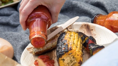 19 BBQ-Saucen hat die Zeitschrift „Öko-Test“ untersucht. Vier Produkte bekamen die Note „sehr gut“ sowie fünf die Note „gut“. (Foto: Christin Klose/dpa-tmn)