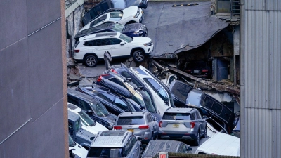 Nach dem Einsturz eines Parkhauses in New York: Autos stapeln sich übereinander, zahlreiche Fahrzeuge wurden zusammengedrückt. (Foto: Mary Altaffer/AP/dpa)