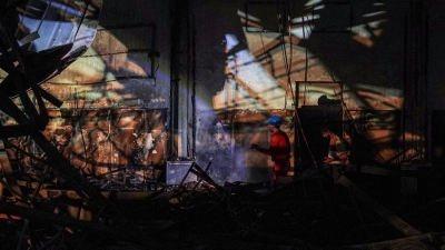 Bei einem Brand ist die Halle im irakischen Al-Hamdaniya eingestürzt und ausgebrannt. (Foto: Ismael Adnan/dpa)