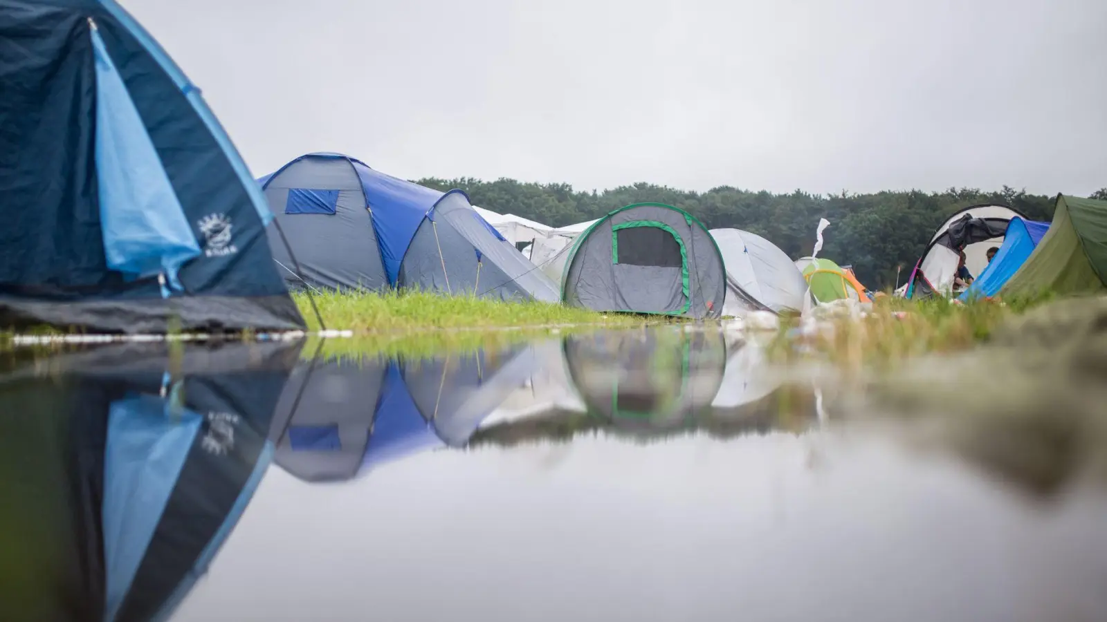 Mini-Heim für unterwegs und Open Airs - aber die Schutzfunktionen eines Zelts sind begrenzt. (Foto: Sophia Kembowski/dpa/dpa-tmn)