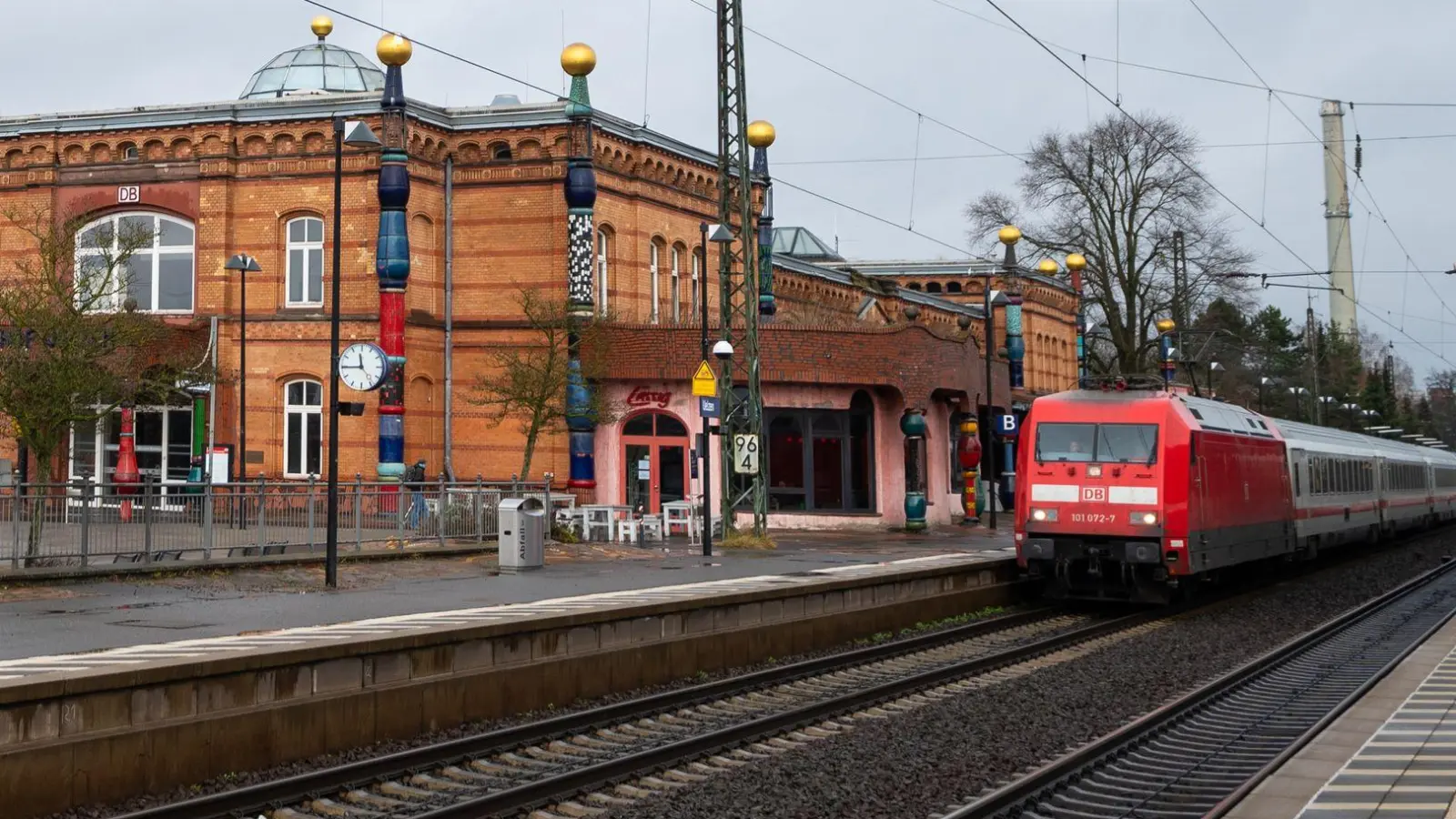Warum die Oberleitung in Uelzen kaputt gegangen ist, war zunächst unklar. Ein umgefallener Baum soll es nicht gewesen sein, sagte eine Bahnsprecherin.  (Foto: Philipp Schulze/dpa)