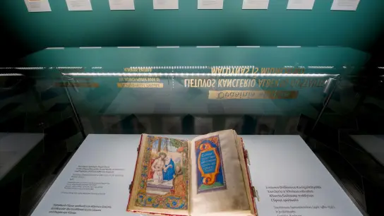 Das meisterhaft verzierte Gebetbuch liegt in einem Glaskasten. (Foto: -/Museum im Großfürstenpalast in Vilnius /dpa/Archivbild)