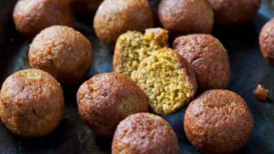 Außen total knusprig, innen schön fluffig und voller Geschmack: So stellen wir uns Falafel vor. Damit sie so gelingen, sind ein paar Tricks gefragt.  (Foto: Dieter Heinemann/Westend61/dpa-tmn)