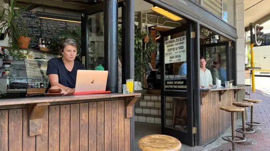Christina Leitner in einer Bar in Kapstadt.  Sie lebt seit elf Jahren als digitale Nomadin. (Foto: Kristin Palitza/dpa)