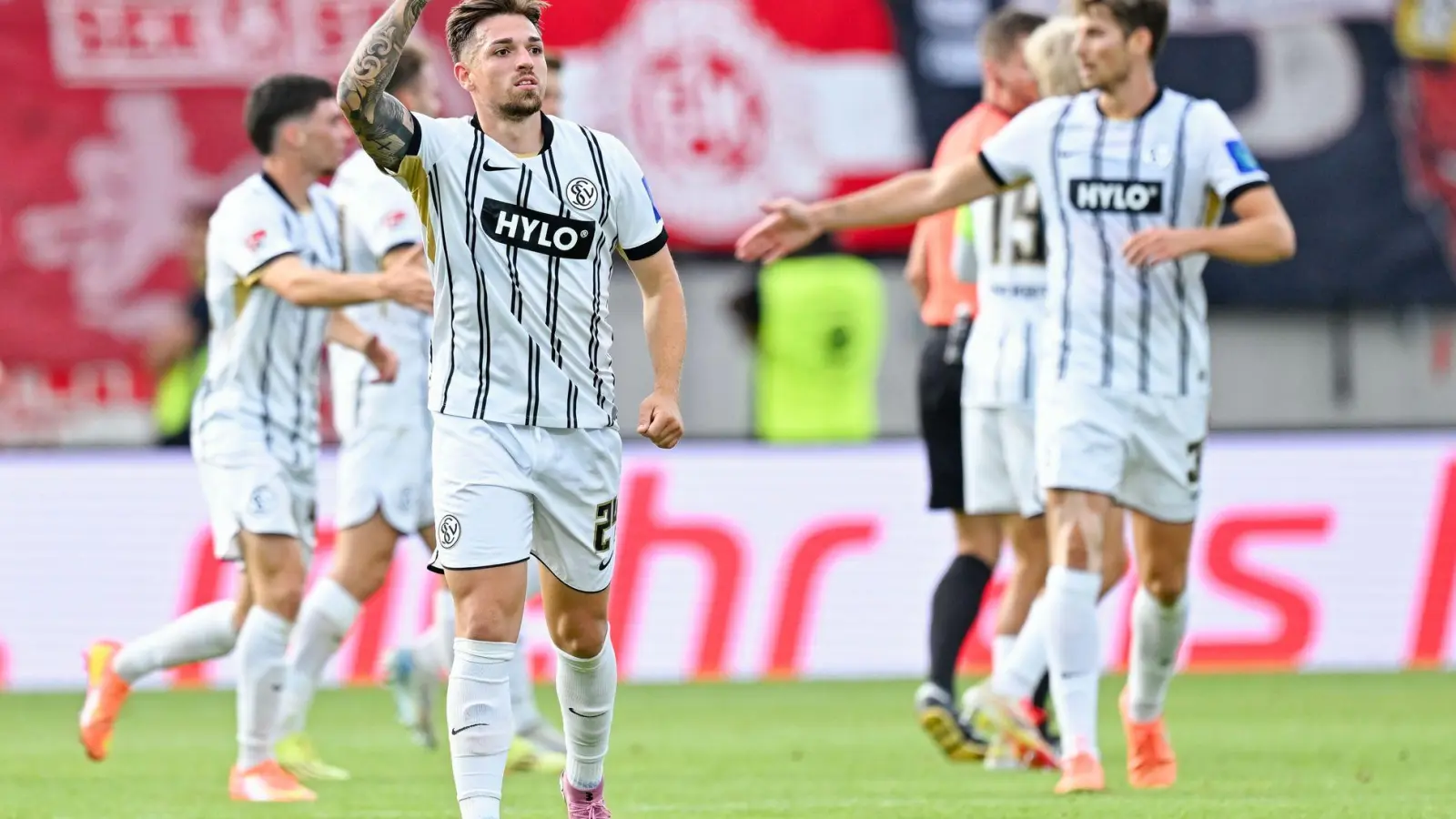 Elversberg siegt in der Nachspielzeit gegen Kaiserslautern. (Foto: Uwe Anspach/dpa)