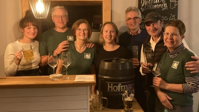 Das Bier haben sie sich redlich verdient. Kerstin Müller, Heinz und Wally Thürauf, Pfarrerin Bianca Jacoby, Walter Weigand, Rainer Müller und Christine Jauernig (von links). Andrea Schneider war verhindert. (Foto: Astrid Pirner)