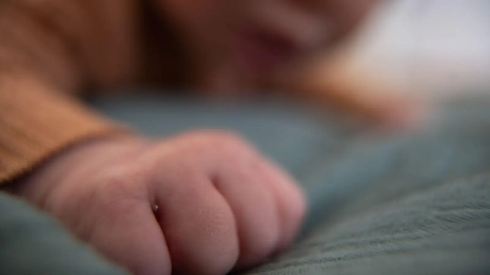 Berichten zufolge wurden Hunderte Kinder mit Hilfe von Sperma eines dänischen Samenspenders gezeugt, der Träger einer seltenen genetischen Mutation ist. (Symbolbild) (Foto: Sebastian Gollnow/dpa)