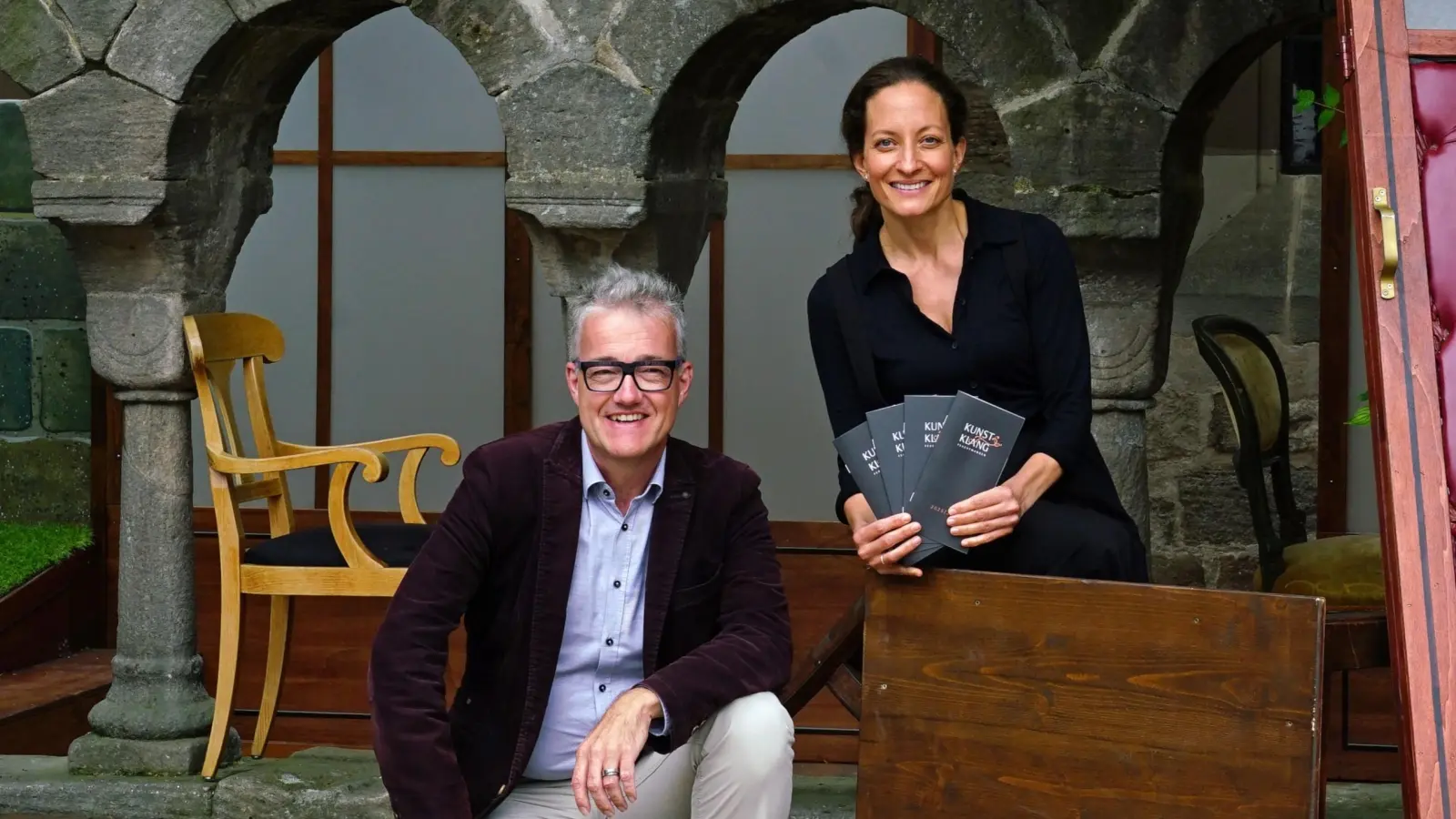 Stellten das neue Programm der Kunstklang-Saison vor: Patrick Ruh, Bürgermeister der Stadt Feuchtwangen, und Christiane Karg, Sängerin, Initiatorin und künstlerische Leiterin der Konzertreihe. (Foto: Elke Walter)