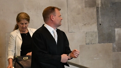 Kaum hatte Verteidiger Dr. Wolfgang Staudinger seine Robe angelegt, ging es los. Seine Verspätung war aber nicht der Grund für laute Töne im Gerichtssaal.  (Foto: Manfred Blendinger)