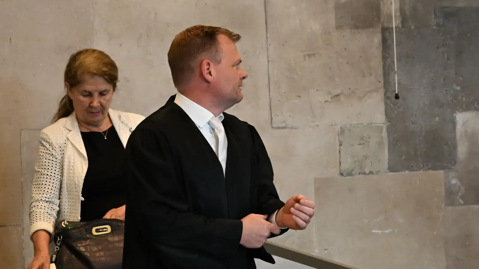 Kaum hatte Verteidiger Dr. Wolfgang Staudinger seine Robe angelegt, ging es los. Seine Verspätung war aber nicht der Grund für laute Töne im Gerichtssaal.  (Foto: Manfred Blendinger)