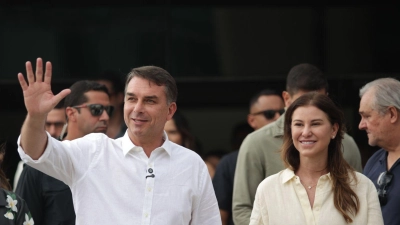 Flavio Bolsonaro und seine Frau Fernanda haben Brasilien verlassen. (Archivfoto) (Foto: Arthur Menescal/AP/dpa)