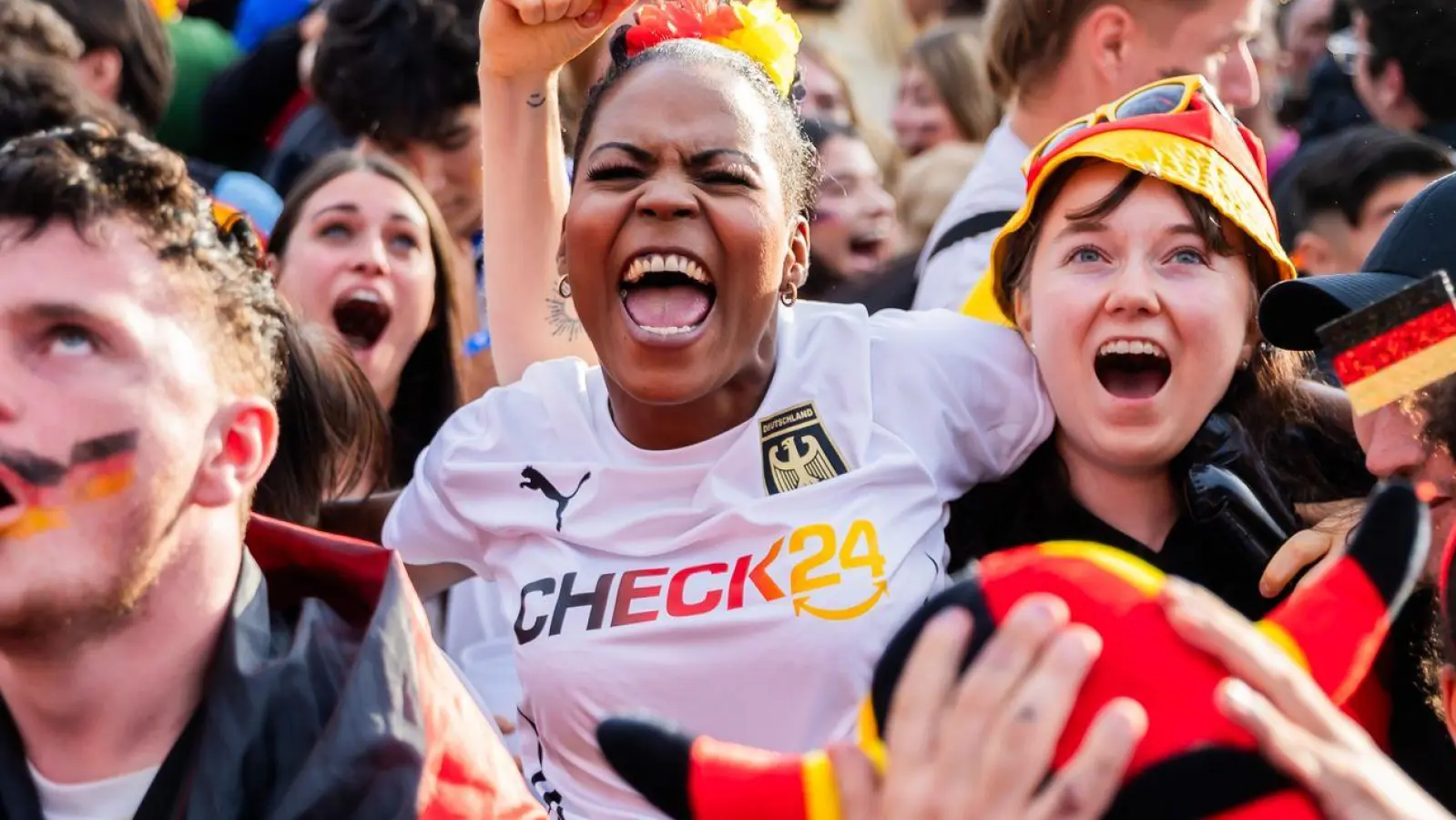 Das Check24-Shirt war 2024 auf vielen Fanmeilen zu sehen - wie hier in Berlin. (Archivbild) (Foto: Christoph Soeder/dpa)