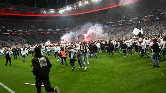 Der Platzsturm der eigenen Fans nach dem Sieg gegen West Ham United kommt Eintracht Frankfurt teuer zu stehen. (Foto: Arne Dedert/dpa)