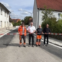 Bürgermeister Jürgen Konsolke (2. von links), die Mitarbeiter des Bauhofs Andreas Lehr (2. von rechts) und Martin Hölzel (ganz links) freuten sich mit Bauamtsleiter Michael Schrenk (ganz rechts) über eine gelungene Neugestaltung der Haslacher Ortsdurchfahrt Haslach. Nach vierwöchiger Sperrung erfolgte jetzt die Verkehrsfreigabe. (Foto: Stefan Baumgärtner)