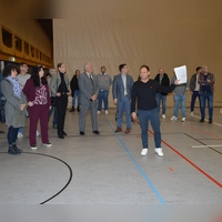 Strahlend führte ein sichtlich stolzer Frank Maes (im Vordergrund) zahlreiche Handwerker, Verwaltungsmitarbeiter und Stadträte durch die generalsanierte Markgrafenhalle.  (Foto: Patrick Lauer)